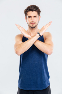 男人显示停止标志肖像的男人出现停止手势双臂交叉照片