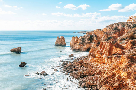 在葡萄牙南海岸的 Marinha 的全景, 在一个晴朗的日子在阿尔加维。悬崖, 海滩和大西洋与游客在海滩上的看法