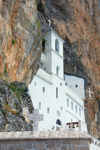 宗教建筑。Ostrog 修道院, 坐落在一个几乎垂直的岩石背景, 黑山