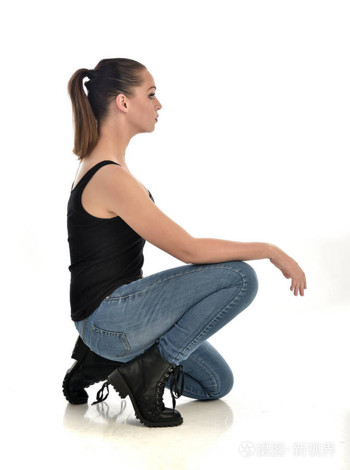 坐姿.在白色工作室背景下被隔离
