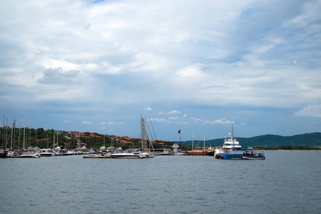 保加利亚索佐波尔海港黑海海岸。船, 船, 游艇在码头上的海港