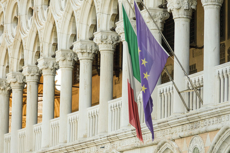 前面的总督 s 宫在威尼斯在圣马可的宫室