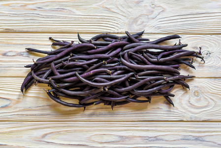 法国紫罗兰豆堆在零售蔬菜超市市场出售