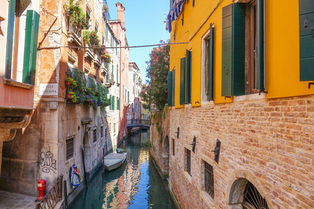 在威尼斯的美丽窄窄的运河