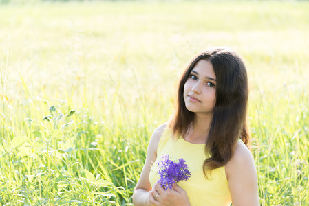 夏田野花花束的女孩