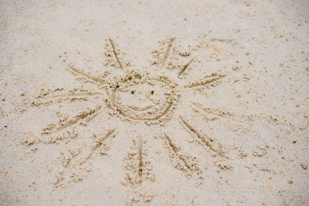 在乌云密布的秋日, 太阳在沙滩上的象征