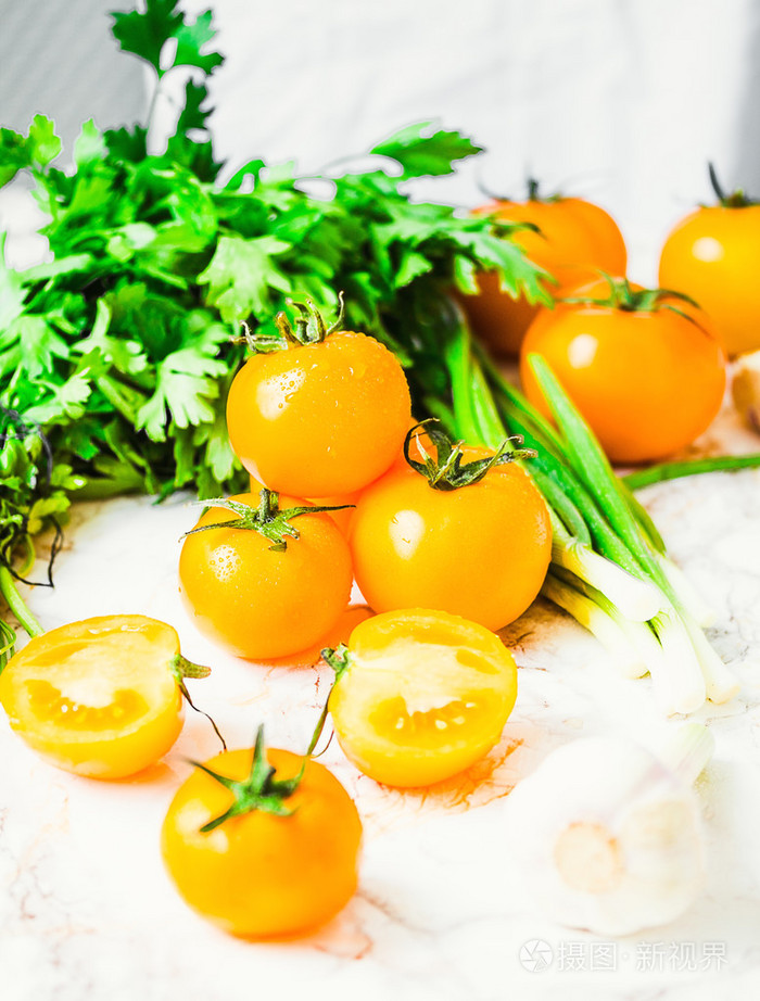 鲜橙色西红柿, 多汁的夏季蔬菜和多汁的绿党