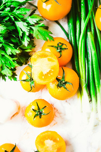 橙色的西红柿 多汁的夏季蔬菜和绿色食品，顶视图