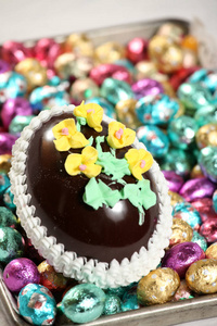 花式昂贵的装饰巧克力复活节彩蛋