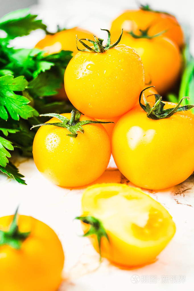 鲜橙色西红柿, 多汁的夏季蔬菜和多汁的绿党