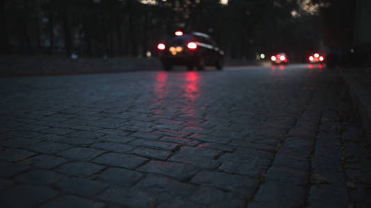 道路瓷砖, 汽车在夜间行驶