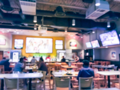 老式色调模糊抽象的体育酒吧餐厅在美国。弥散人看体育, 喝啤酒, 吃美国菜