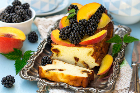甜奶油芝士蛋糕, 新鲜的黑莓和桃子
