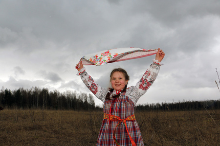 美丽的俄罗斯少女穿着民族服饰图片