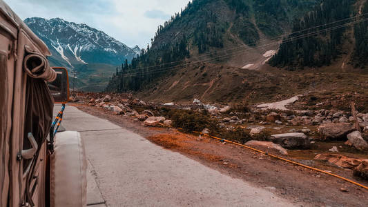 在纳兰, 巴基斯坦的 Maluk 在吉普车上旅行到赛义夫湖