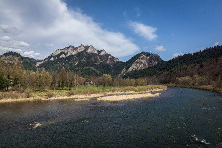 波兰春季 Pieniny 山三冠峰和 Dunajec 河