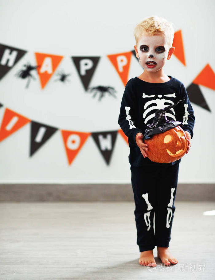 快乐的笑儿童男孩在骷髅服装 hallowee