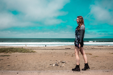 漂亮的女孩走在前面在加利福尼亚海滩