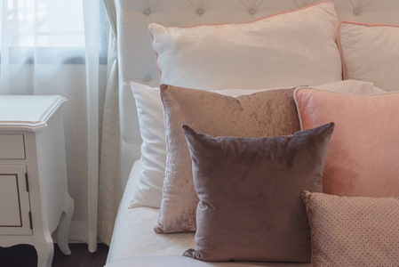 豪华套房卧室配有粉红色枕头套, 室内设计装修理念