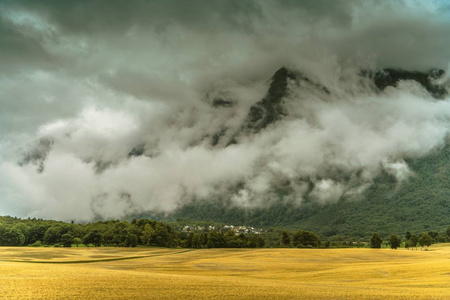 Trollstigen 附近的挪威风光多云。阴雨天气和山脉