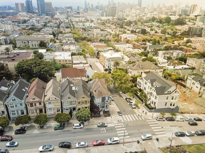 鸟瞰西部加法邻里与典型的维多利亚式住宅在旧金山, 加利福尼亚。从阿拉莫广场鸟瞰天际线市中心大厦背景