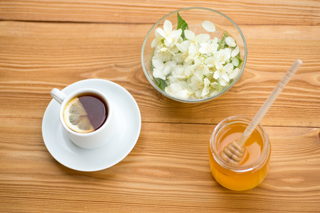 凉茶在杯具和蜂蜜罐子图片