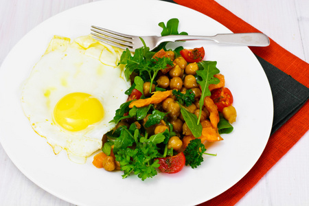 炒鸡蛋和鹰嘴豆和蔬菜沙拉