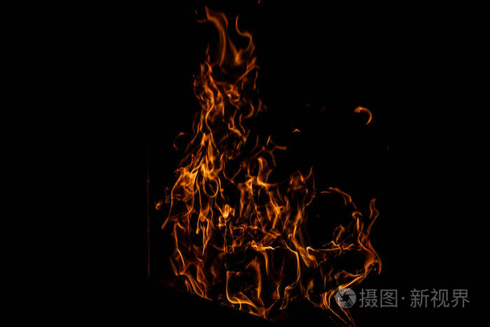 黑暗中黑色背景上的红色火焰