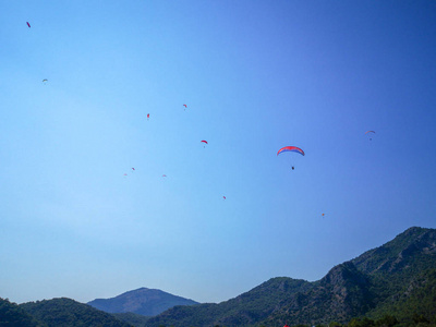 在夏日蔚蓝的天空, 费特希耶, 一群 parachuters 飞得高高的绿色小山上, 住宿