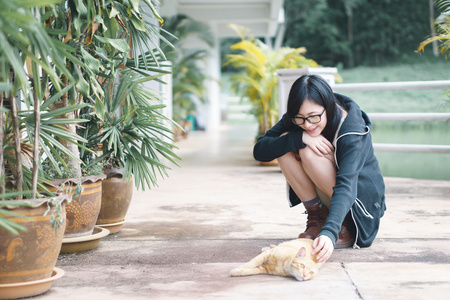 亚洲女孩和猫一起玩