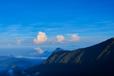 自然。olorful 日出。山在日出。美丽的自然景观在夏季的时间。清晨, 群山笼罩在薄雾中。明亮的早晨阳光