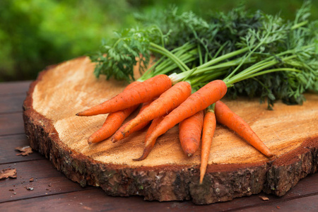 新鲜的胡萝卜蔬菜作物收获的木材背景