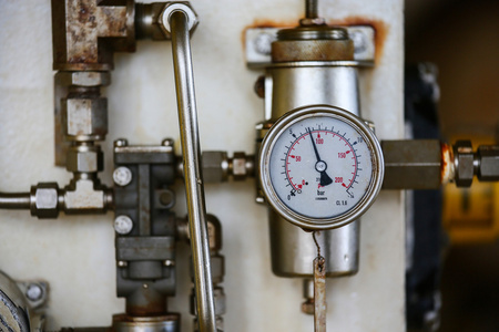 石油和天然气生产过程的监测情况，仪表的测量在行业工作 行业背景与计，近压力表仪测量过程中的压力