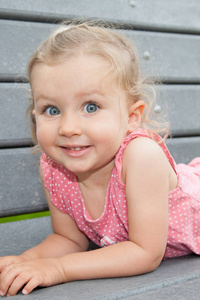 四岁蓝眼睛的儿童金发女孩的肖像户外