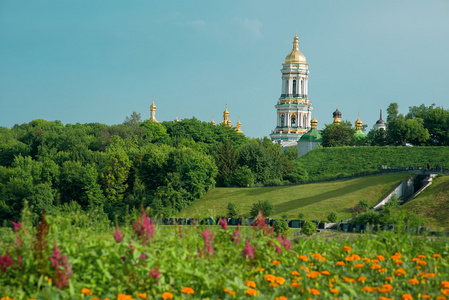 在夏天 Kievo Pecherskaya 修道院的视图。具有里程碑意义基辅，乌克兰