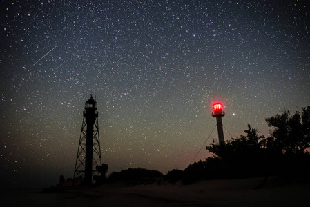 twolighthouse 沙滩和海洋的剪影在星空的背景下