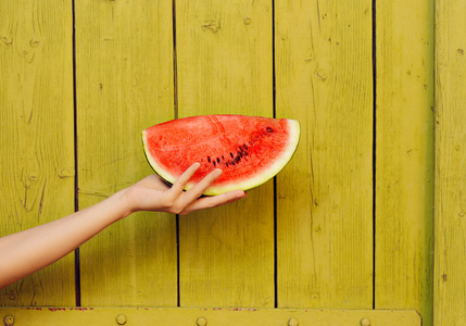 手拿西瓜图片