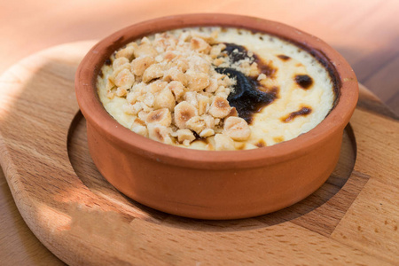土耳其甜点米布丁 sutlac 榛子粉.传统食品照片