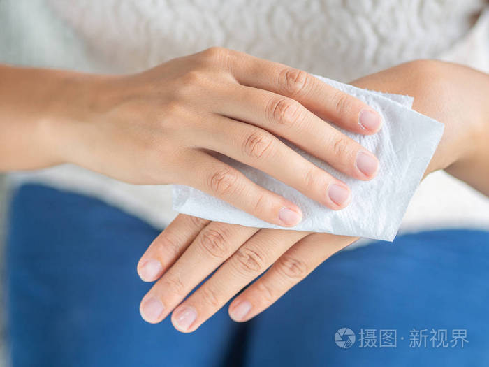 女人用纸巾擦手.医疗保健理念