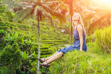 印度尼西亚巴厘岛绿色梯级稻田种植的年轻女子