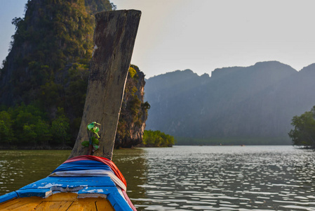 船鼻子前面看法长的尾巴小船在海亚洲泰国。观岛, 蓝天和海从船头的船。泰国的传统木船。旅行和度假概念