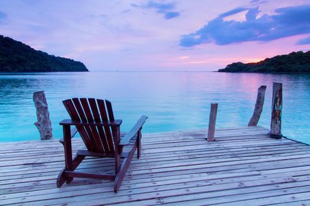 落寞的场景单木椅在海上在 twili 端口