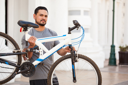 运动装备提升一辆自行车的人