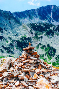 一堆岩石在山上的景观, 由人类建造。到达山顶的概念