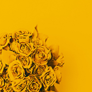 极简主义艺术。花束玫瑰黄色油漆