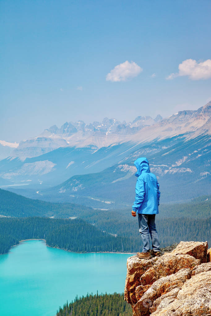 一位徒步旅行者站在船头山顶上, 俯瞰着冰原公路大道上班夫国家公园的