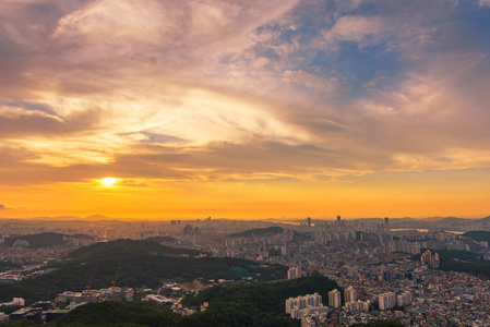 日落的韩国首尔市的天际线，