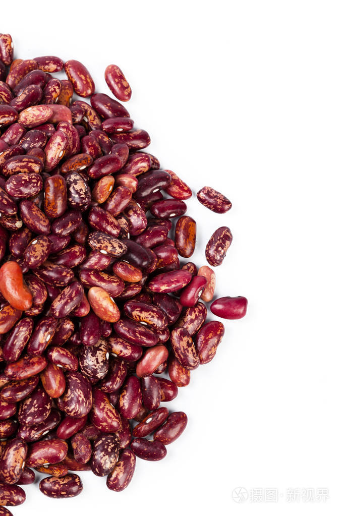 孤立在白色背景上的红色豆