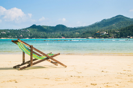 在夏季的热带海滩上休闲椅图片