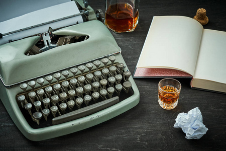 美丽的老灰色打字机, 书和杯子与酒精